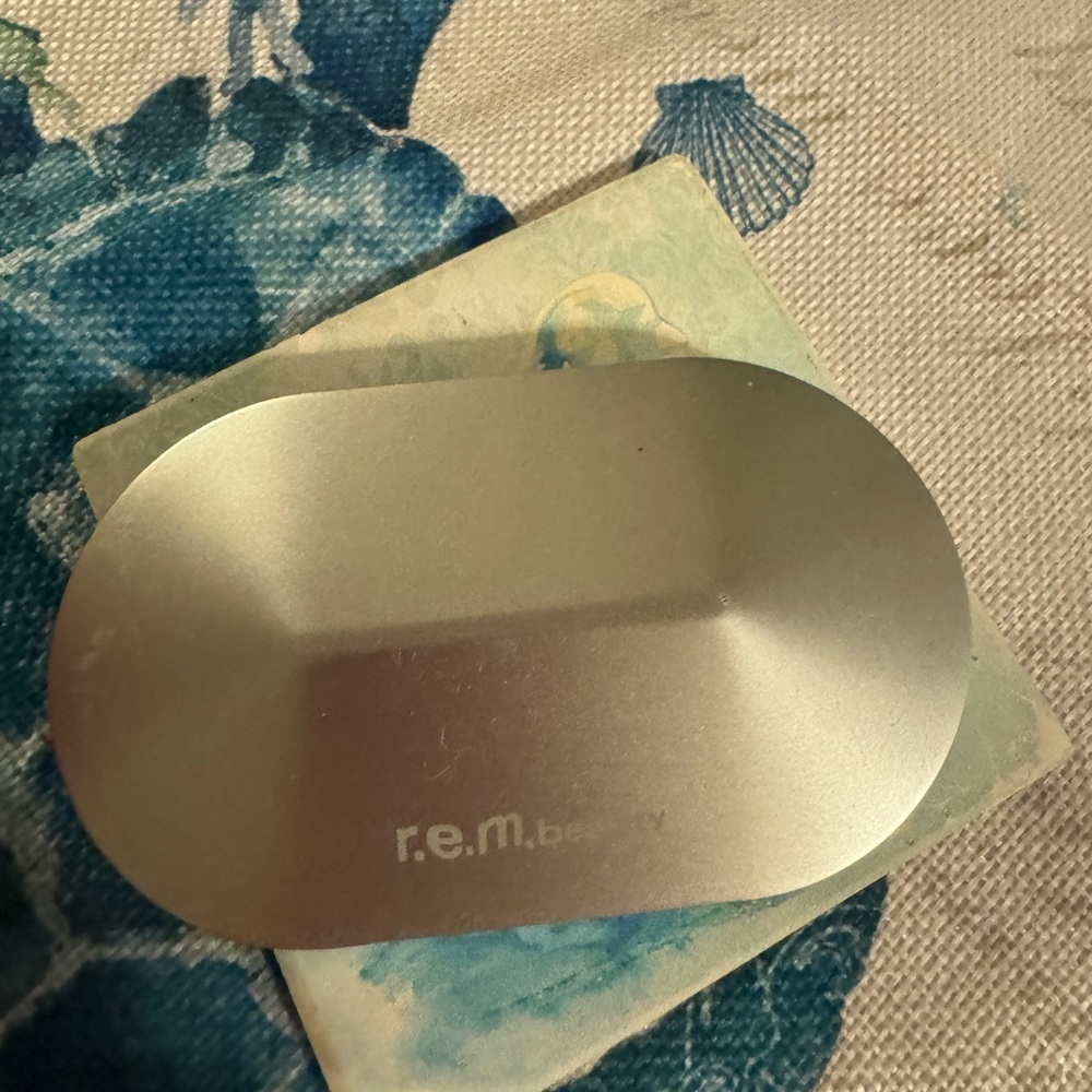 R.e.m beauty eye shadow